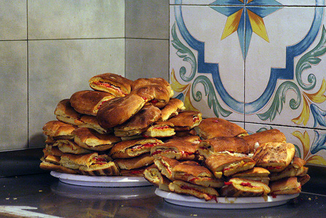 Pani cunzatu, een typisch, lokaal Siciliaans gerecht