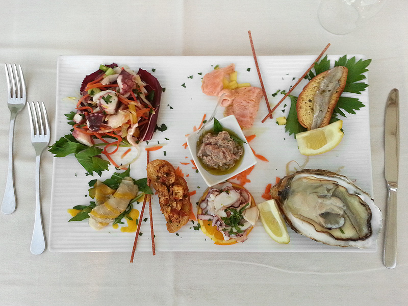Een antipasto met verse vis bij restaurant Il Patio