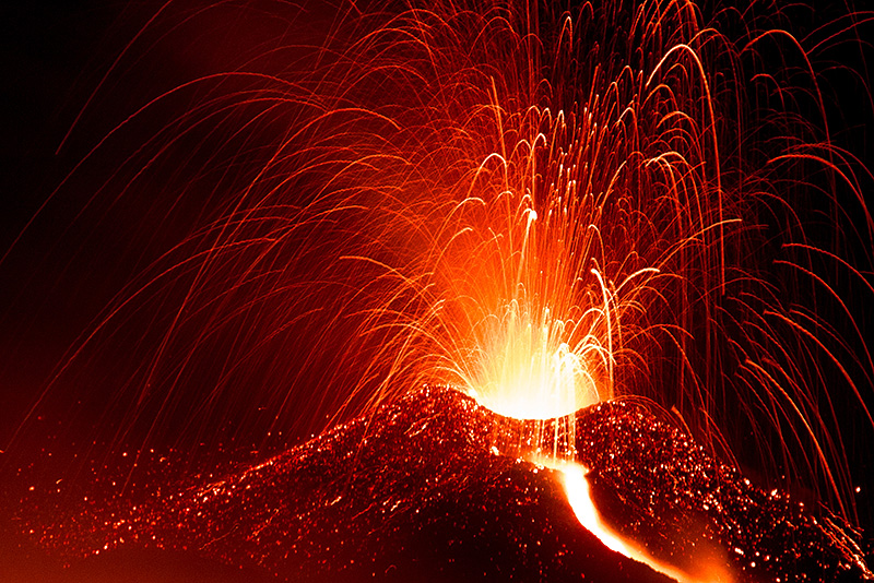 Een nachtelijke uitbarsting van de Etna