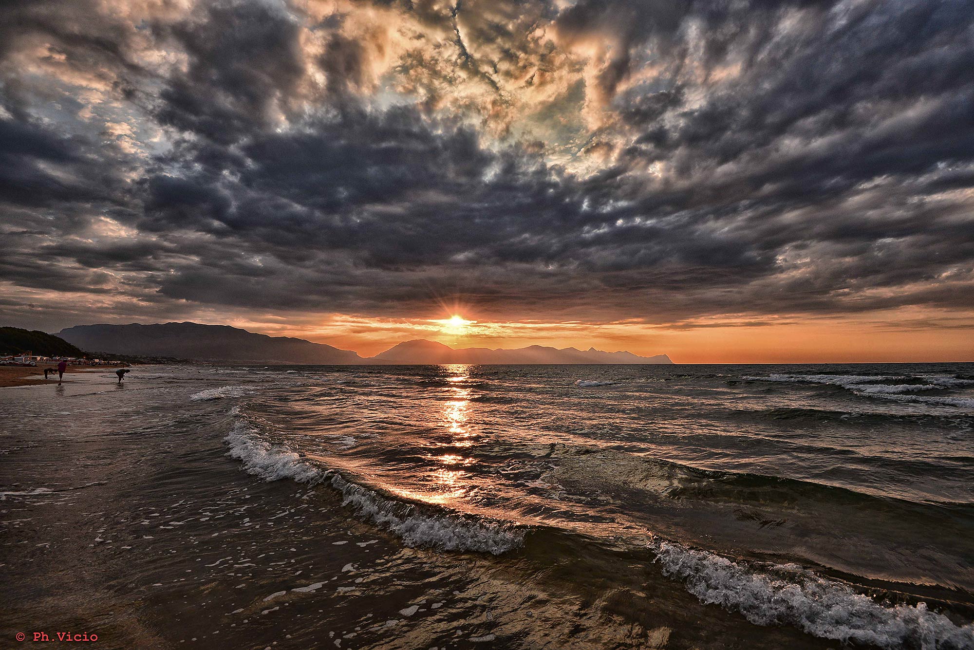 Een zonsondergang gezien vanaf het strand van Balestrate